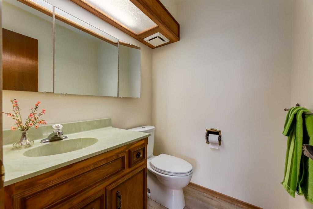 68 Silver Ridge Court Nw, Calgary, AB - Indoor Photo Showing Bathroom