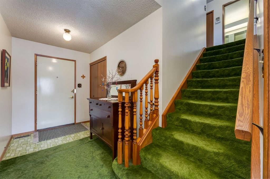 68 Silver Ridge Court Nw, Calgary, AB - Indoor Photo Showing Other Room