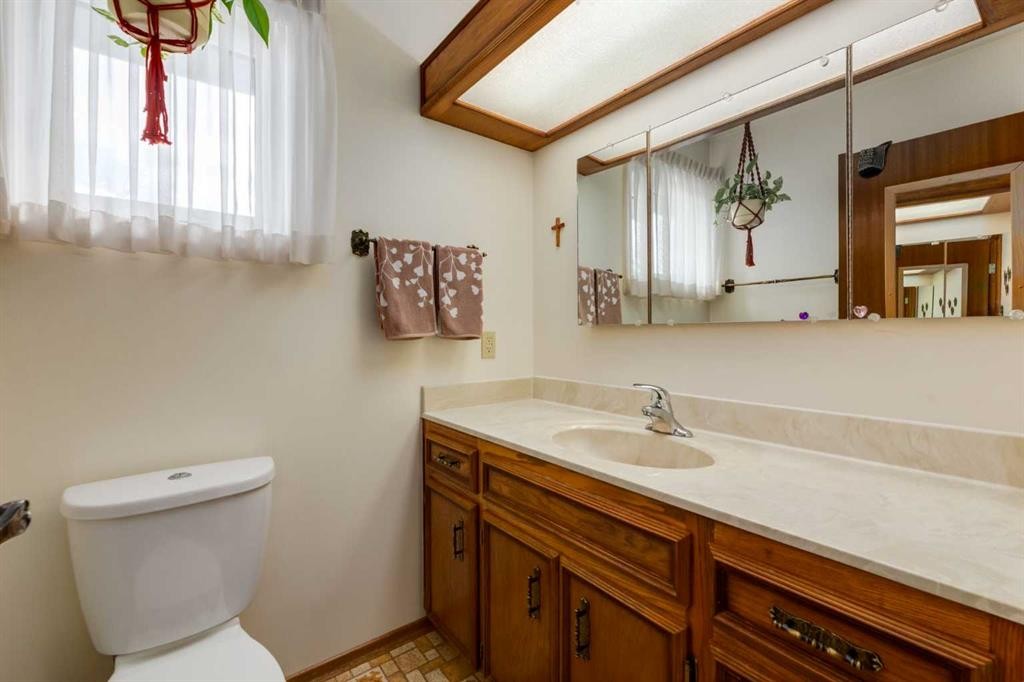 68 Silver Ridge Court Nw, Calgary, AB - Indoor Photo Showing Bathroom
