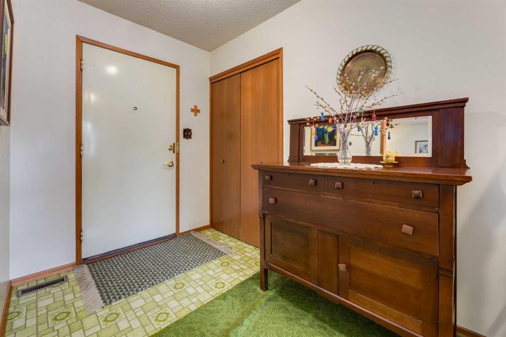 68 Silver Ridge Court Nw, Calgary, AB - Indoor Photo Showing Other Room