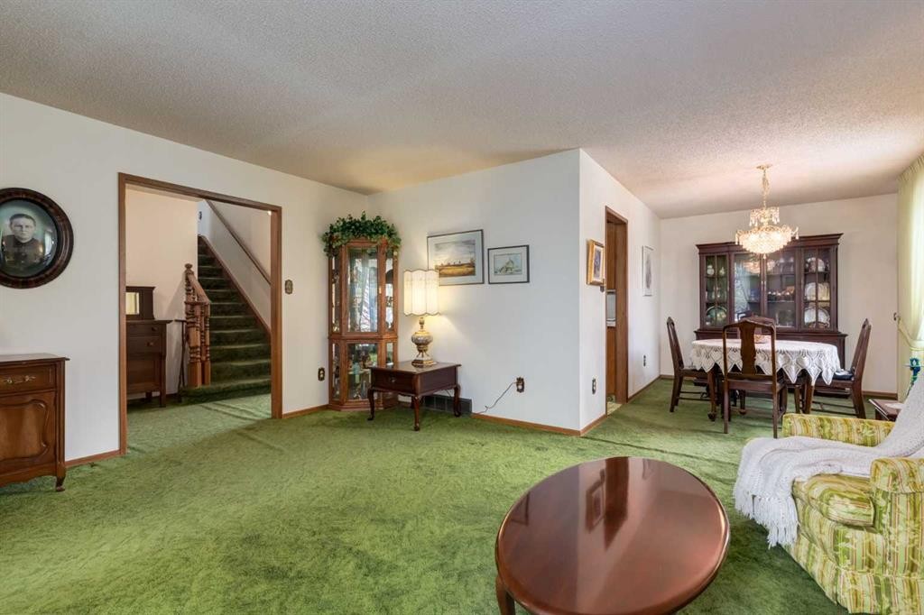 68 Silver Ridge Court Nw, Calgary, AB - Indoor Photo Showing Living Room