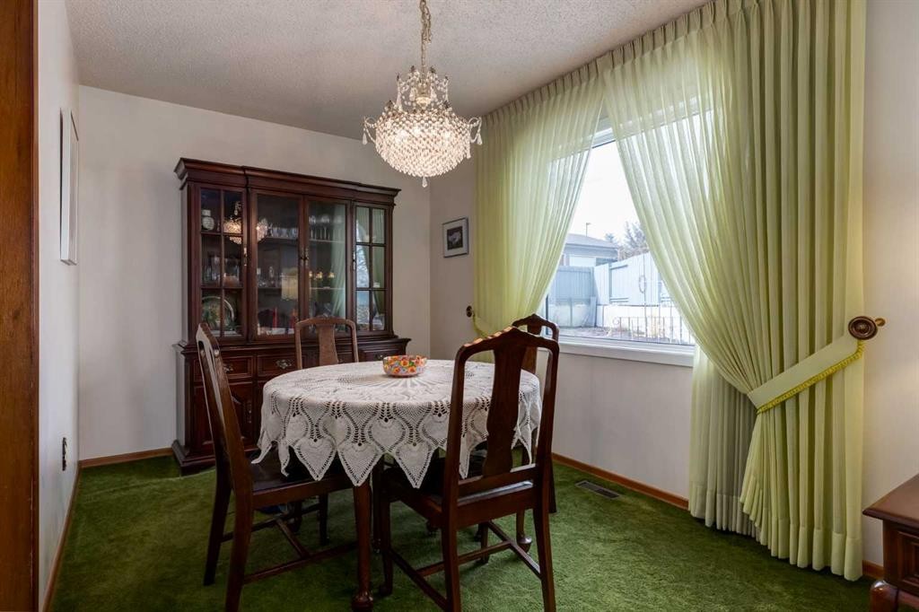 68 Silver Ridge Court Nw, Calgary, AB - Indoor Photo Showing Dining Room