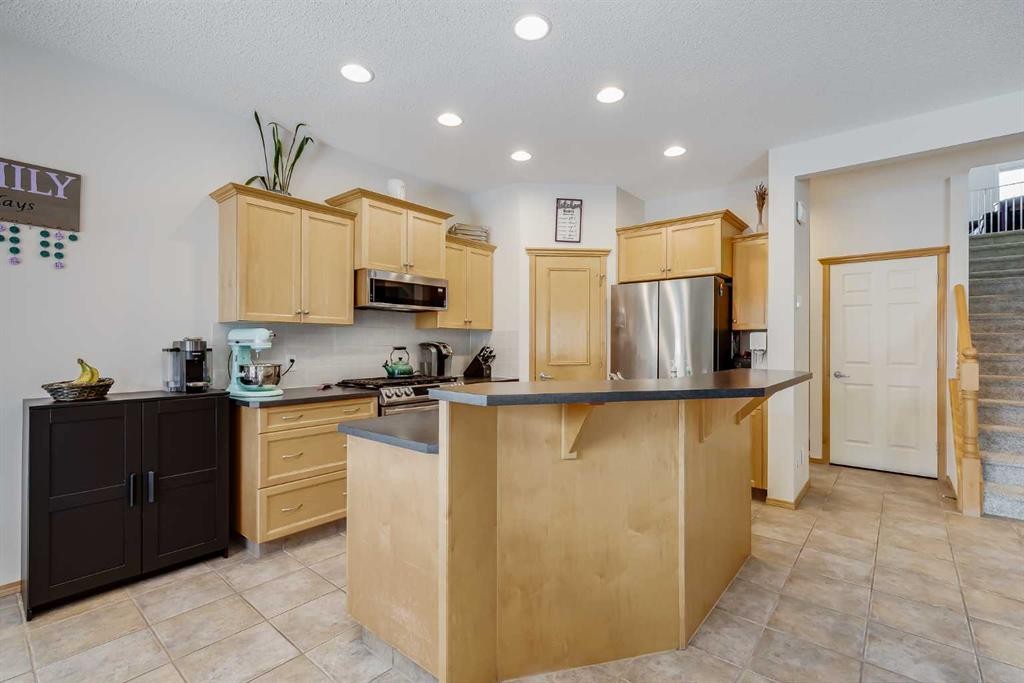96 Chapala Square Se, Calgary, AB - Indoor Photo Showing Kitchen