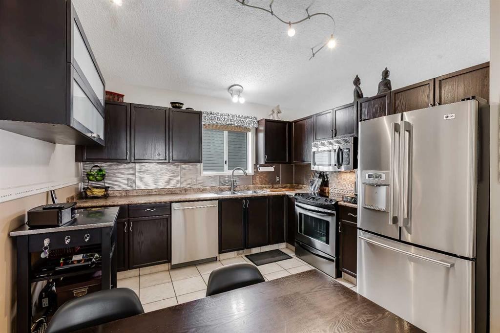 374 Martindale Boulevard Ne, Calgary, AB - Indoor Photo Showing Kitchen With Double Sink With Upgraded Kitchen