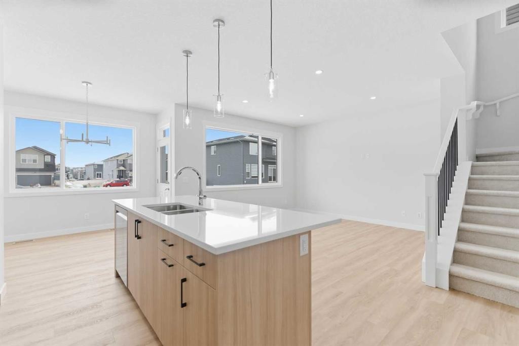 358 Corner Glen Way Ne, Calgary, AB - Indoor Photo Showing Kitchen With Double Sink With Upgraded Kitchen