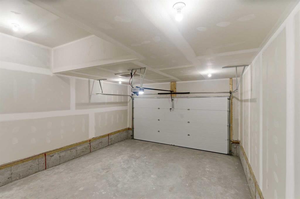 358 Corner Glen Way Ne, Calgary, AB - Indoor Photo Showing Garage