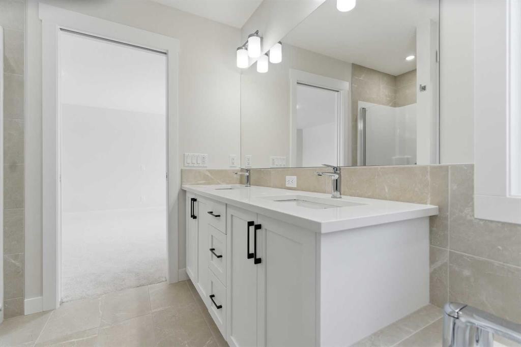 358 Corner Glen Way Ne, Calgary, AB - Indoor Photo Showing Bathroom