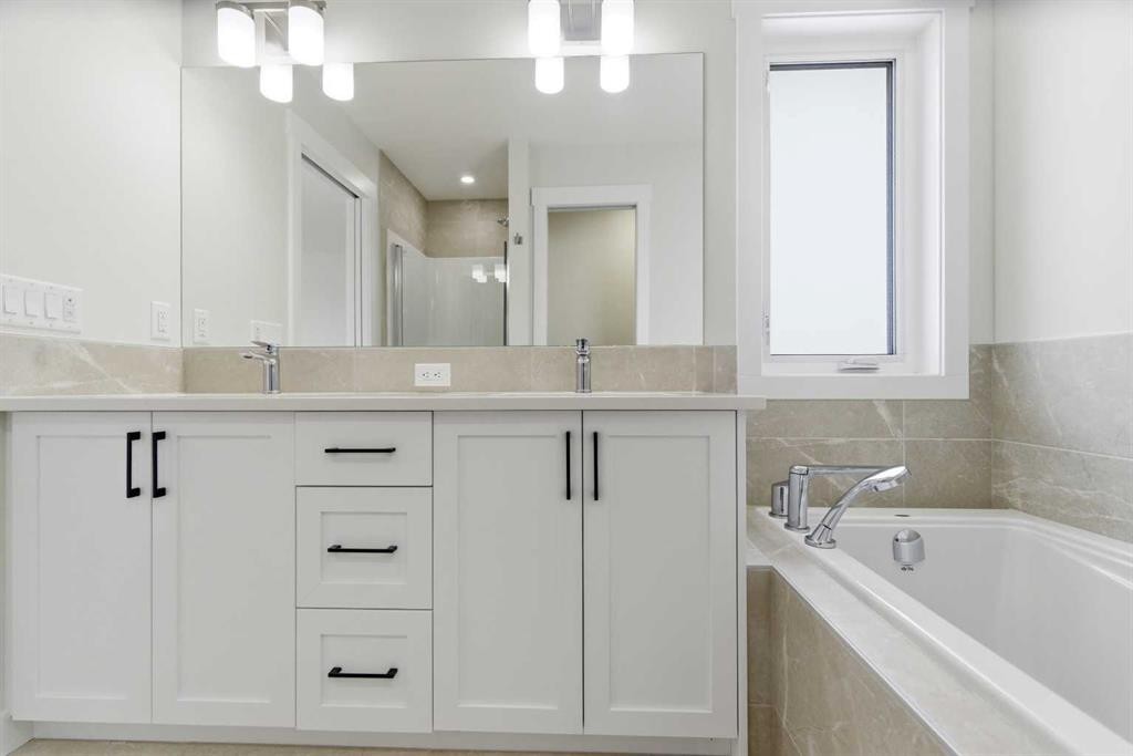 358 Corner Glen Way Ne, Calgary, AB - Indoor Photo Showing Bathroom
