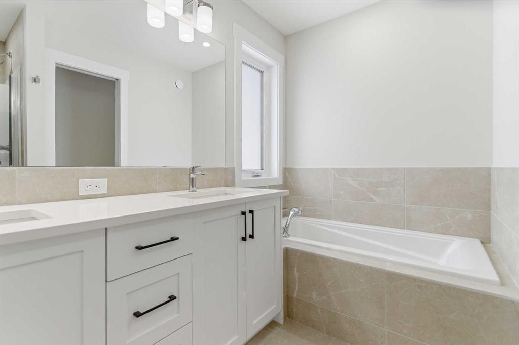 358 Corner Glen Way Ne, Calgary, AB - Indoor Photo Showing Bathroom