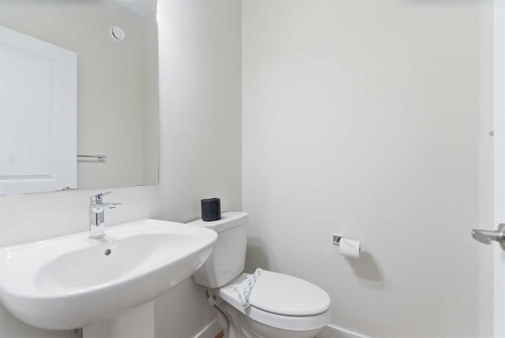 358 Corner Glen Way Ne, Calgary, AB - Indoor Photo Showing Bathroom