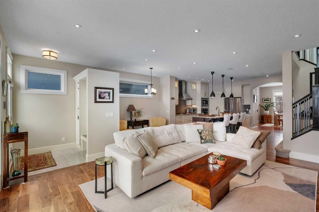 2041 45 Avenue Sw, Calgary, AB - Indoor Photo Showing Living Room