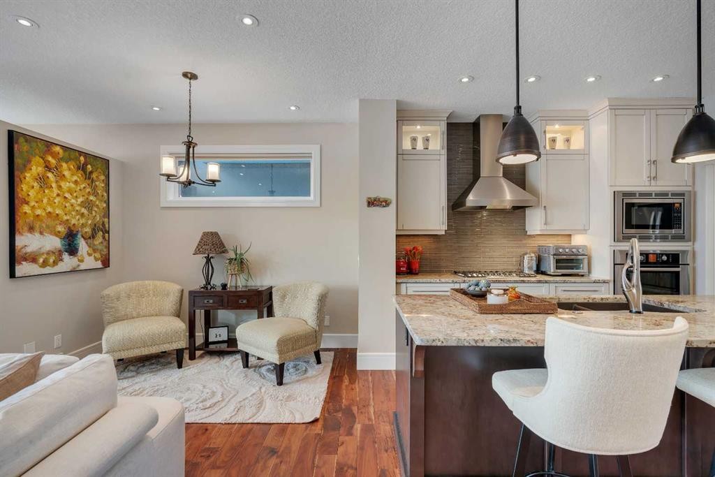 2041 45 Avenue Sw, Calgary, AB - Indoor