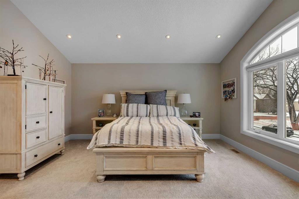 2041 45 Avenue Sw, Calgary, AB - Indoor Photo Showing Bedroom