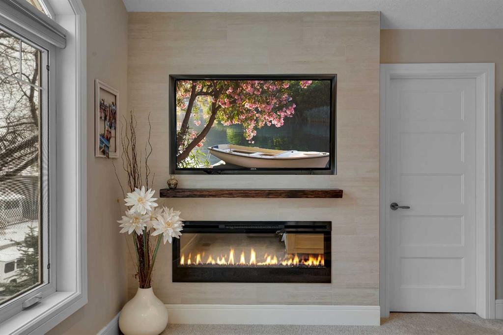 2041 45 Avenue Sw, Calgary, AB - Indoor Photo Showing Living Room With Fireplace