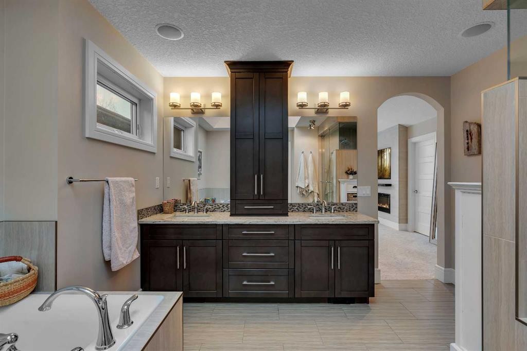2041 45 Avenue Sw, Calgary, AB - Indoor Photo Showing Bathroom