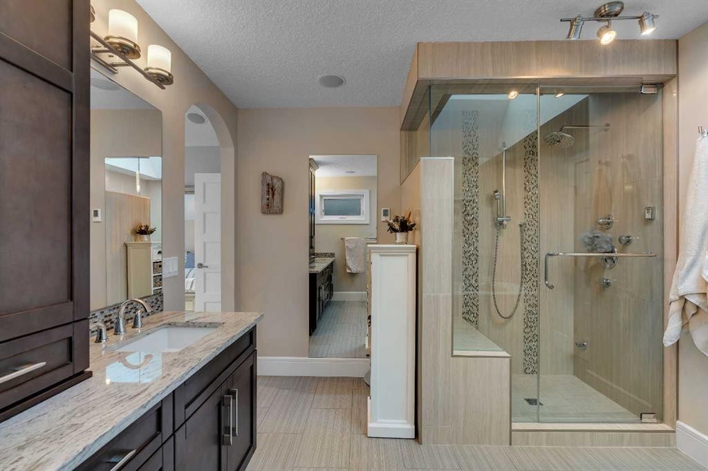 2041 45 Avenue Sw, Calgary, AB - Indoor Photo Showing Bathroom