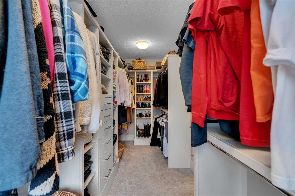 2041 45 Avenue Sw, Calgary, AB - Indoor With Storage