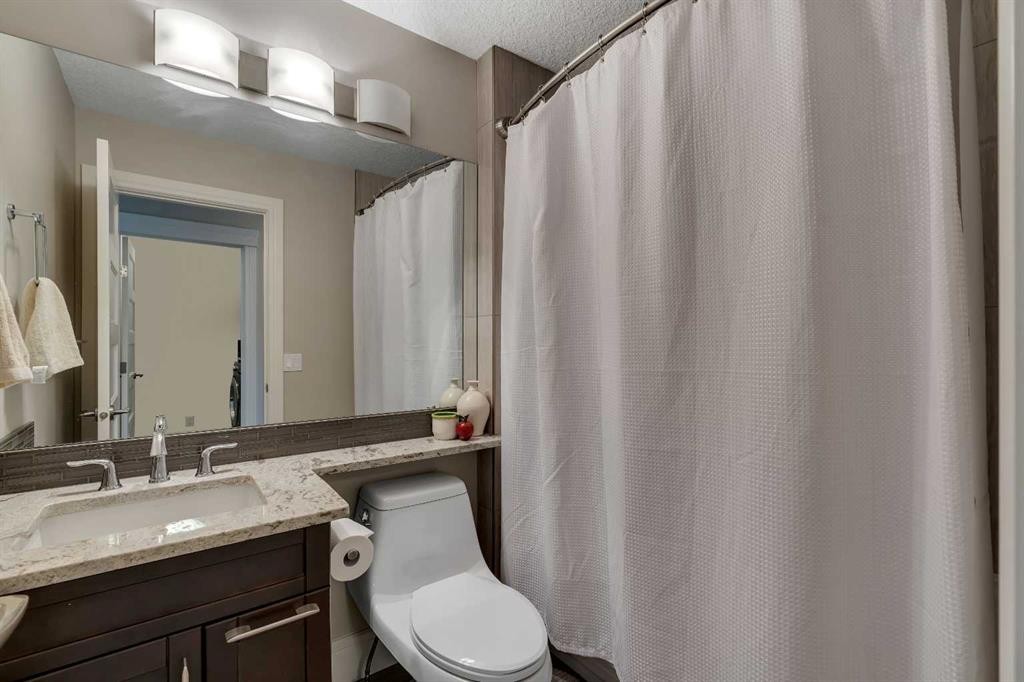 2041 45 Avenue Sw, Calgary, AB - Indoor Photo Showing Bathroom