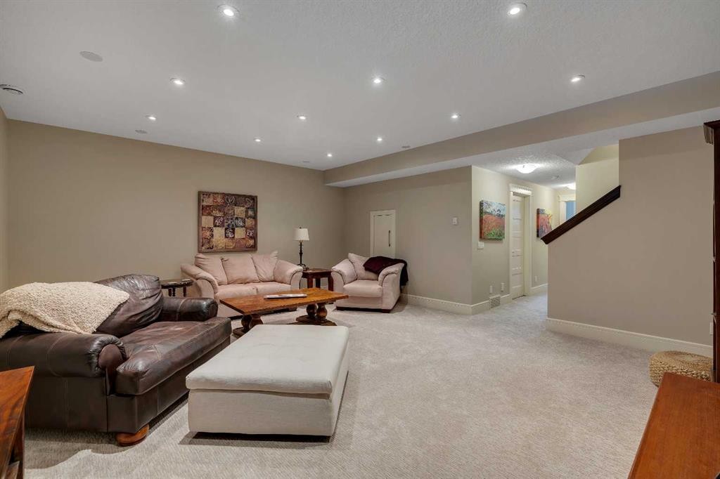 2041 45 Avenue Sw, Calgary, AB - Indoor