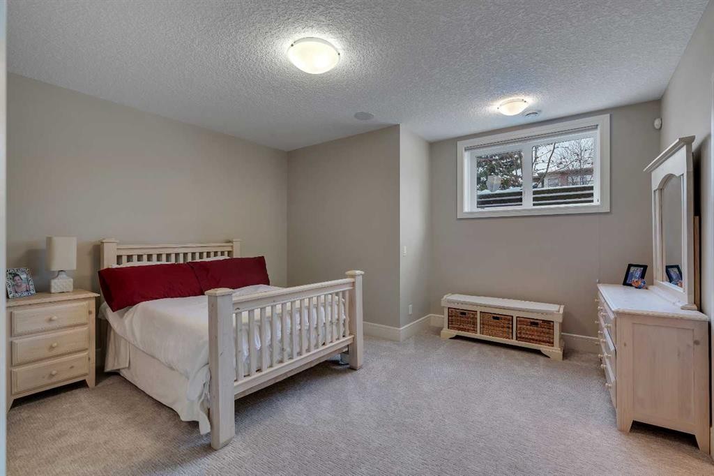 2041 45 Avenue Sw, Calgary, AB - Indoor Photo Showing Bedroom