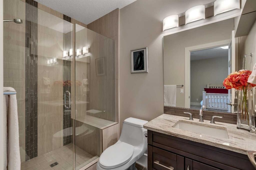 2041 45 Avenue Sw, Calgary, AB - Indoor Photo Showing Bathroom