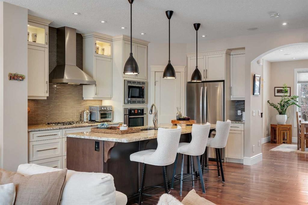 2041 45 Avenue Sw, Calgary, AB - Indoor