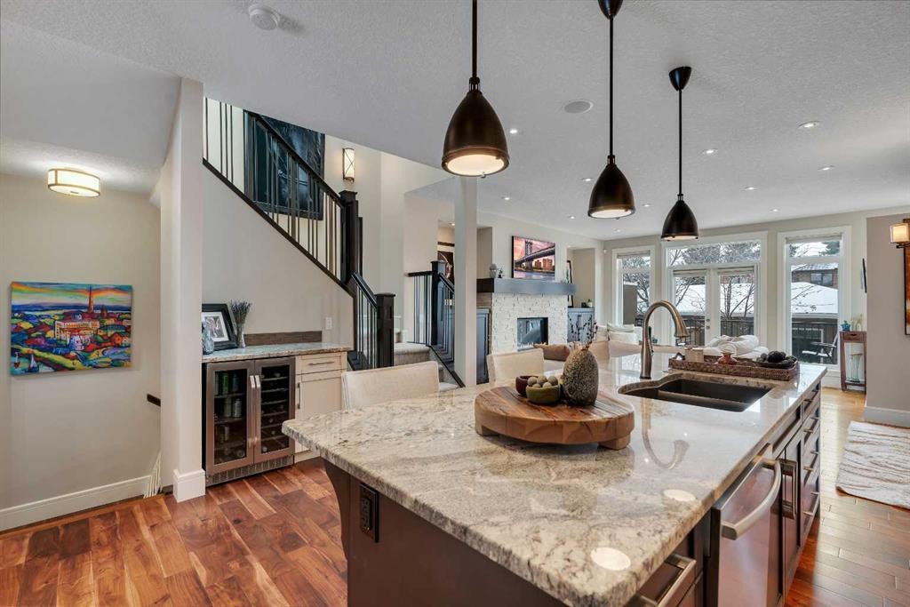 2041 45 Avenue Sw, Calgary, AB - Indoor Photo Showing Kitchen With Double Sink With Upgraded Kitchen