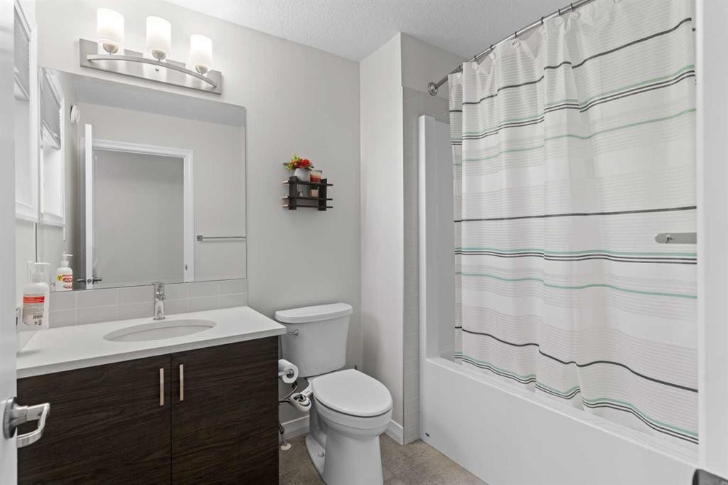 437 Corner Meadows Way Ne, Calgary, AB - Indoor Photo Showing Bathroom
