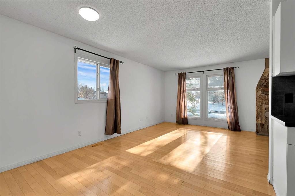 295 Edgepark Boulevard Nw, Calgary, AB - Indoor Photo Showing Other Room
