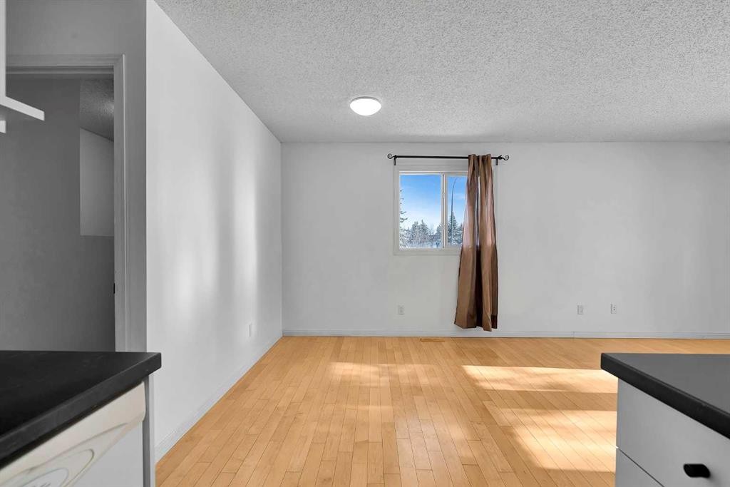 295 Edgepark Boulevard Nw, Calgary, AB - Indoor Photo Showing Other Room
