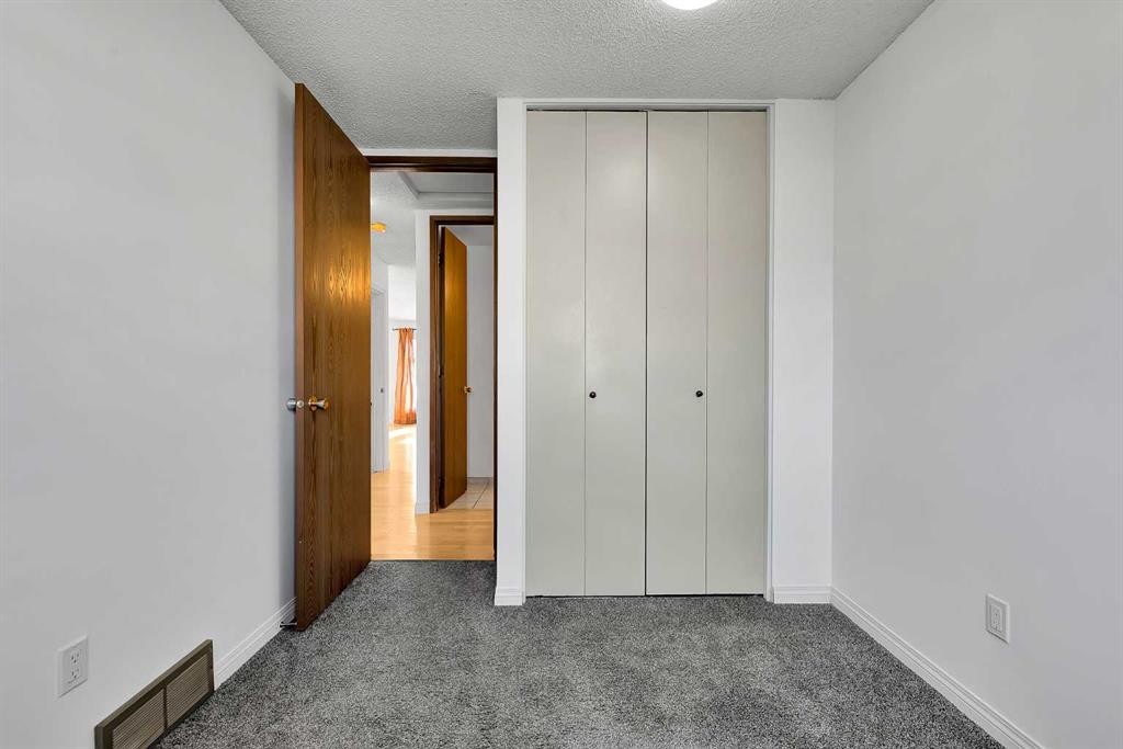 295 Edgepark Boulevard Nw, Calgary, AB - Indoor Photo Showing Other Room