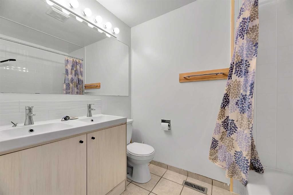 295 Edgepark Boulevard Nw, Calgary, AB - Indoor Photo Showing Bathroom