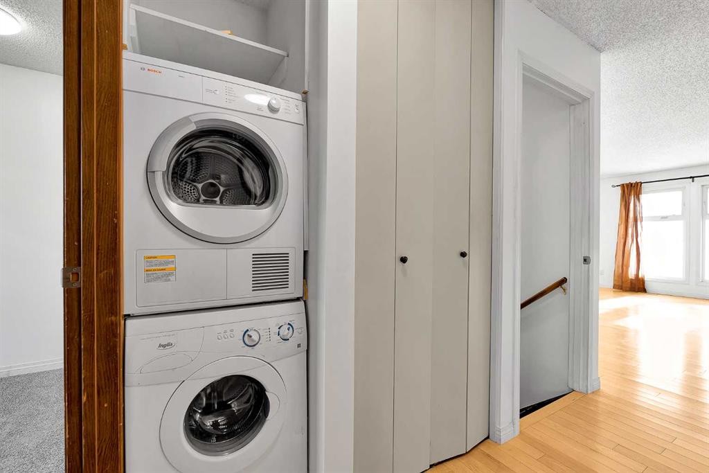 295 Edgepark Boulevard Nw, Calgary, AB - Indoor Photo Showing Laundry Room