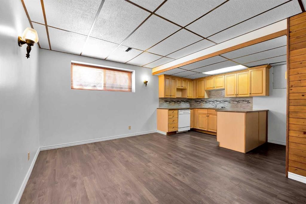 295 Edgepark Boulevard Nw, Calgary, AB - Indoor Photo Showing Kitchen