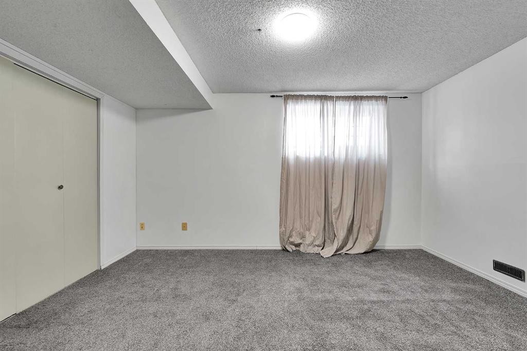 295 Edgepark Boulevard Nw, Calgary, AB - Indoor Photo Showing Other Room