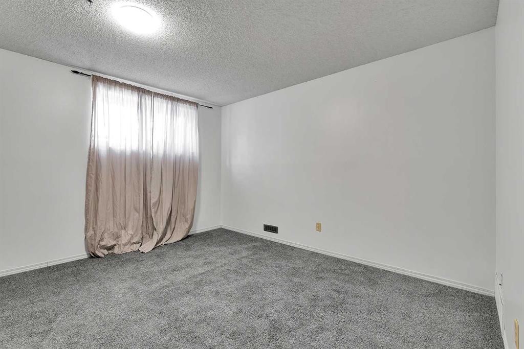 295 Edgepark Boulevard Nw, Calgary, AB - Indoor Photo Showing Other Room