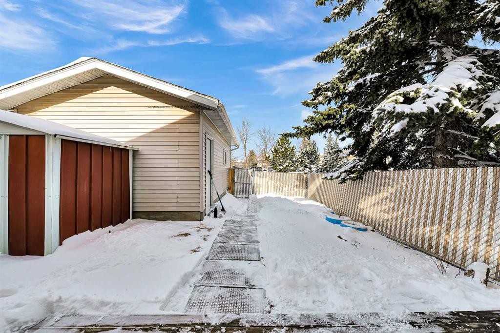 295 Edgepark Boulevard Nw, Calgary, AB - Outdoor