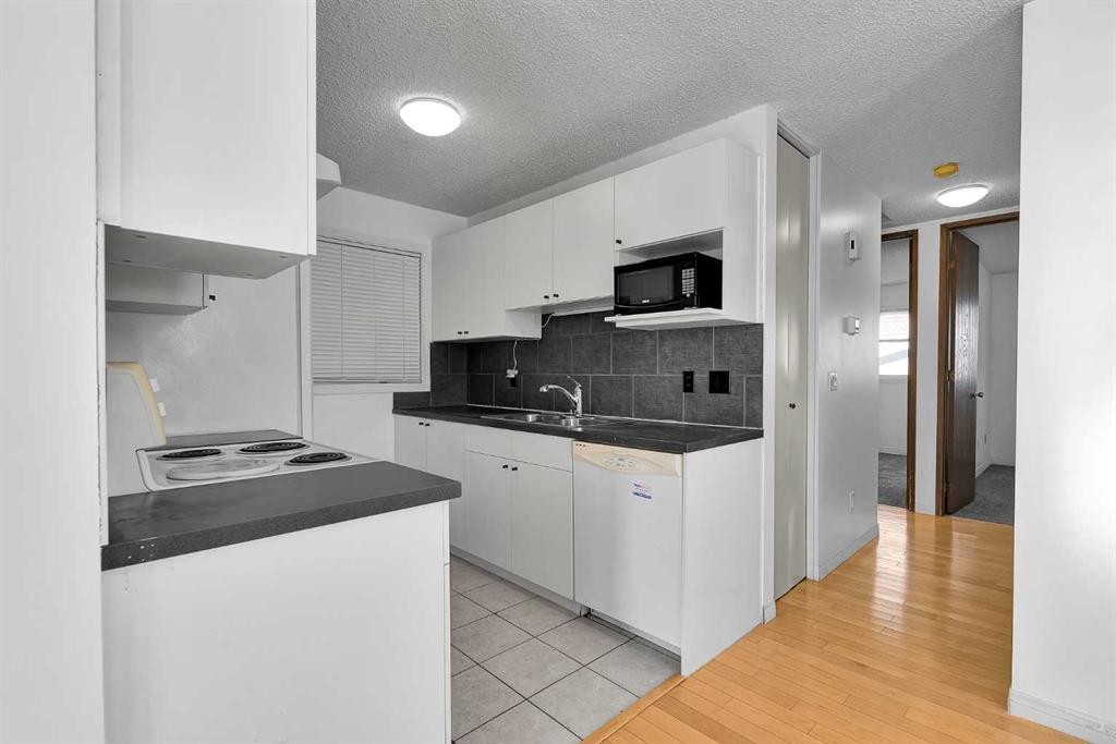 295 Edgepark Boulevard Nw, Calgary, AB - Indoor Photo Showing Kitchen