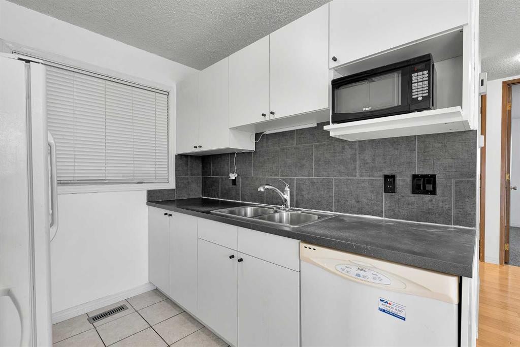295 Edgepark Boulevard Nw, Calgary, AB - Indoor Photo Showing Kitchen With Double Sink
