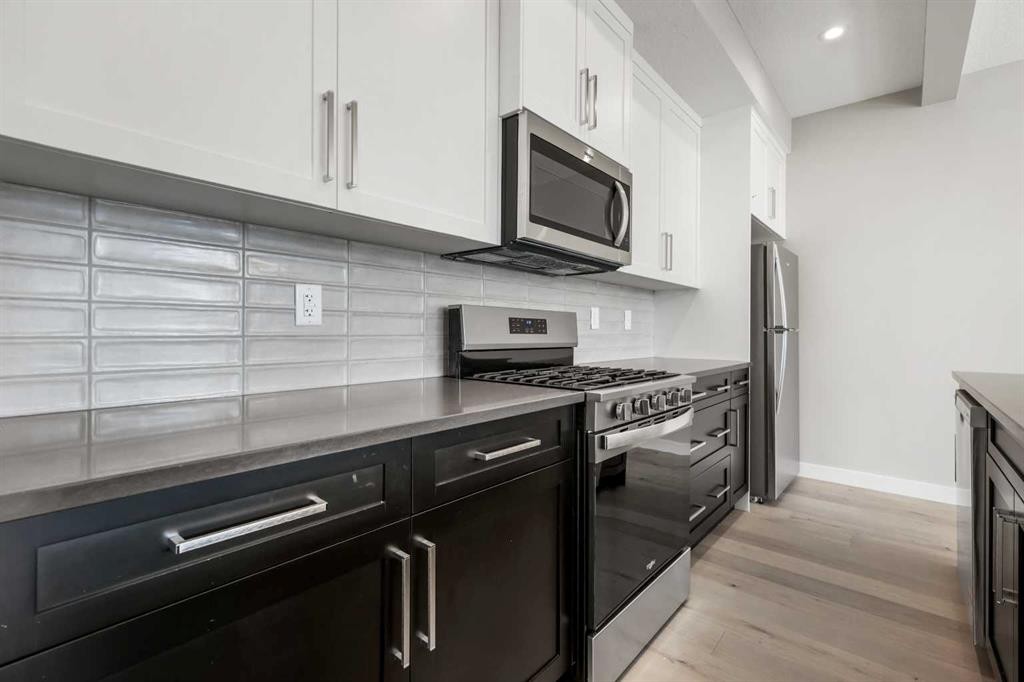 8 Waterford Glen, Chestermere, AB - Indoor Photo Showing Kitchen