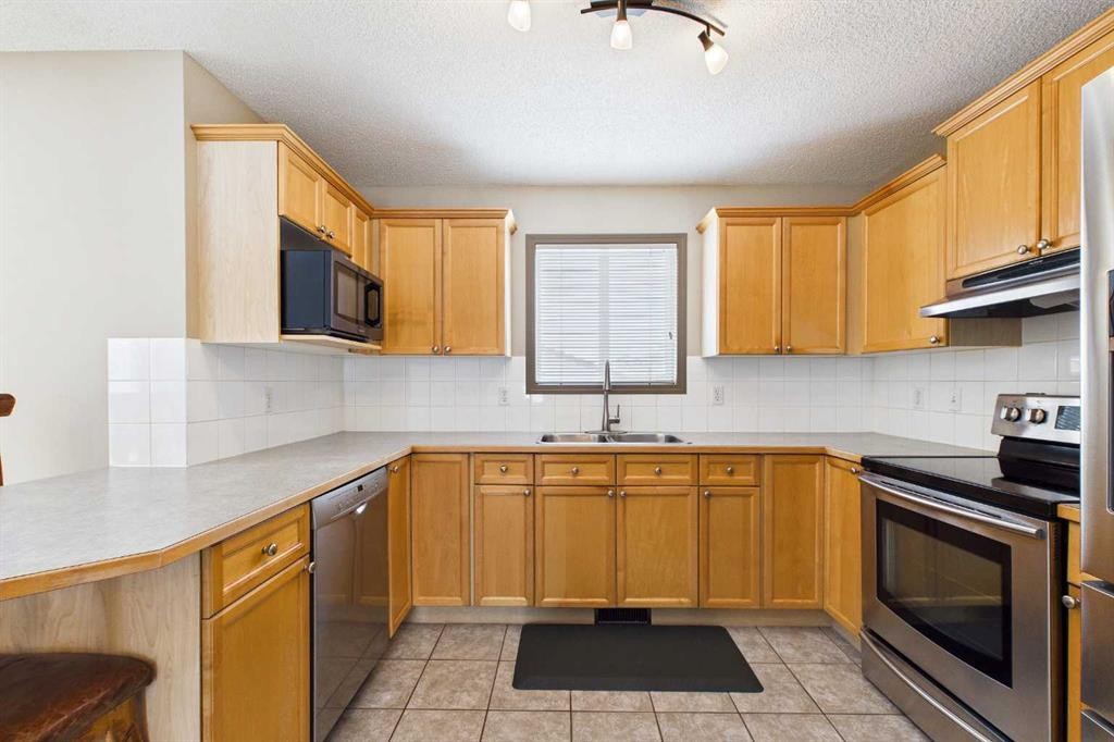 115 Citadel Mesa Close Nw, Calgary, AB - Indoor Photo Showing Kitchen With Double Sink