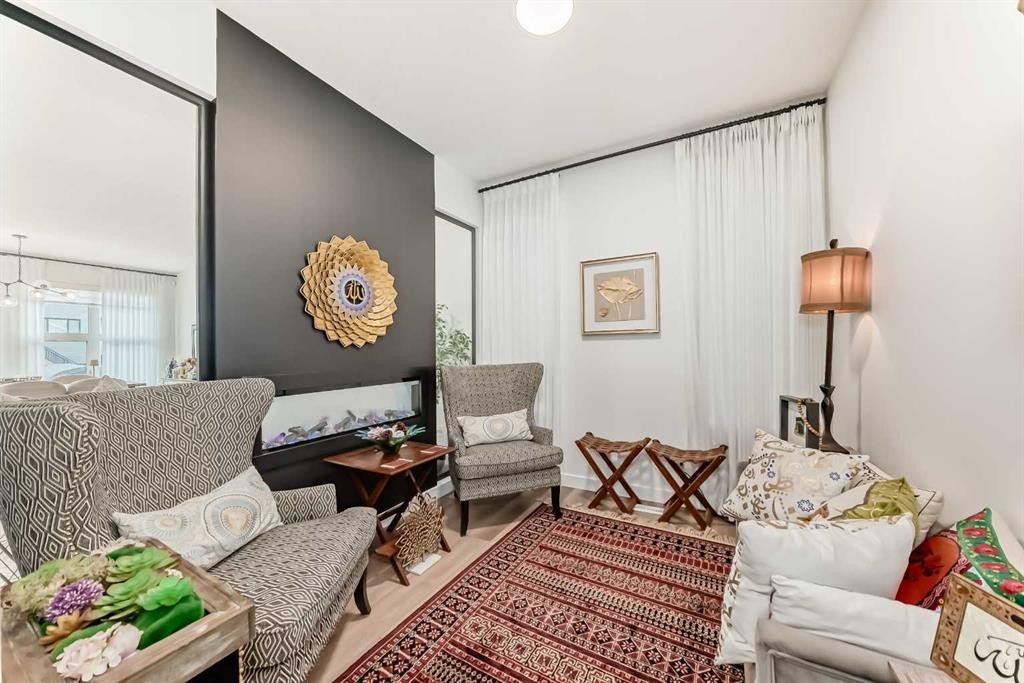 385 Edith Road Nw, Calgary, AB - Indoor Photo Showing Living Room