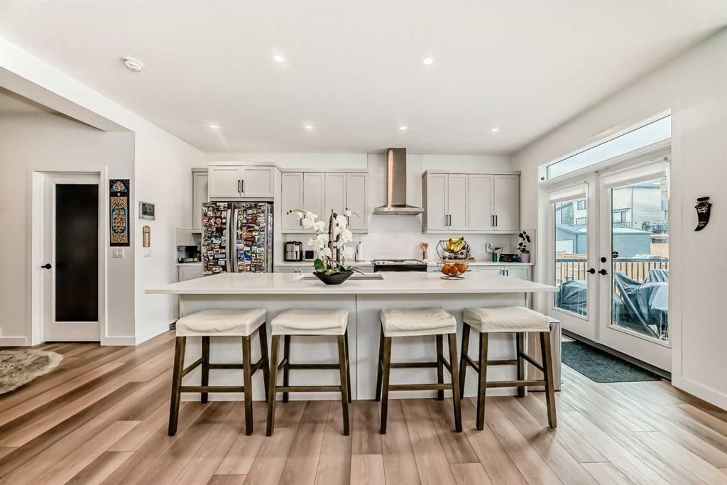 385 Edith Road Nw, Calgary, AB - Indoor Photo Showing Kitchen With Upgraded Kitchen
