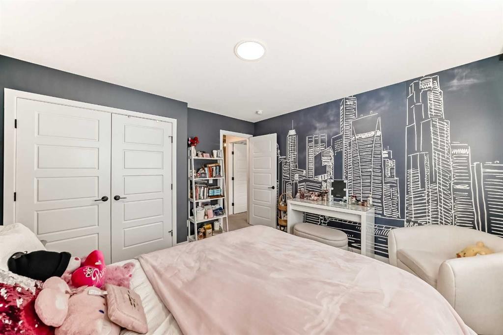 385 Edith Road Nw, Calgary, AB - Indoor Photo Showing Bedroom