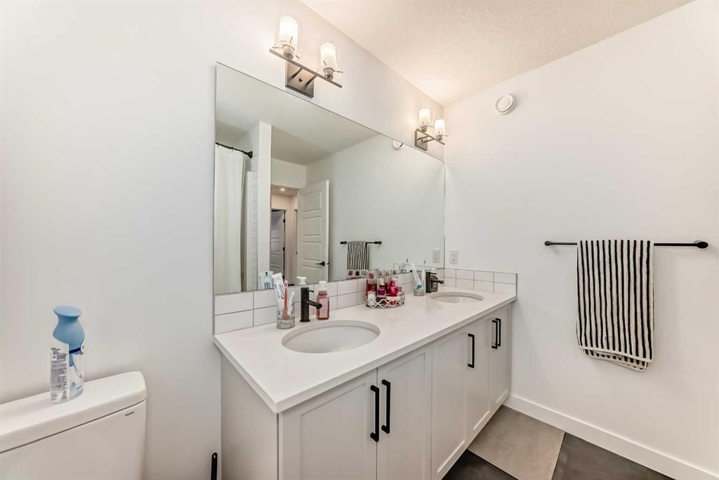 385 Edith Road Nw, Calgary, AB - Indoor Photo Showing Bathroom