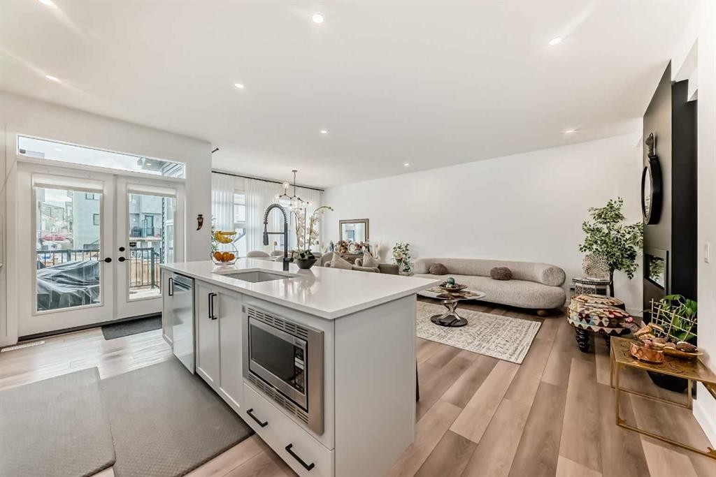 385 Edith Road Nw, Calgary, AB - Indoor Photo Showing Kitchen With Upgraded Kitchen