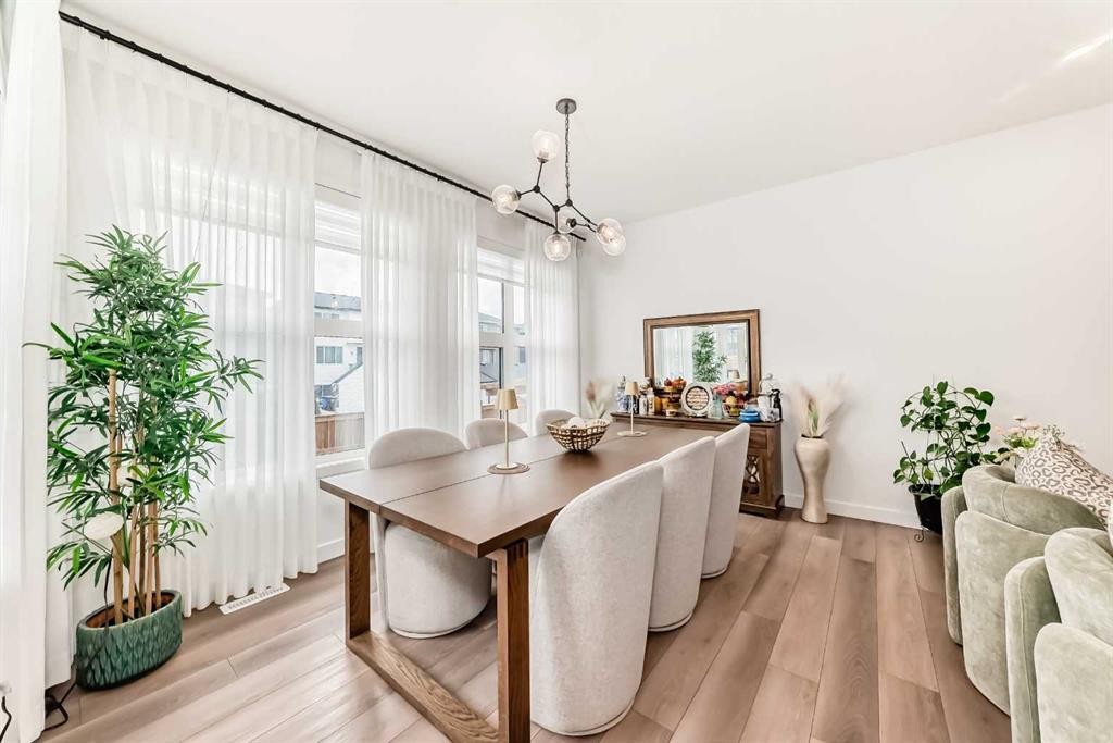 385 Edith Road Nw, Calgary, AB - Indoor Photo Showing Dining Room