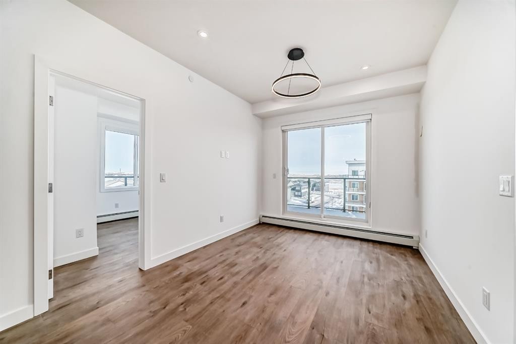 2107-63 Corner Glen Crescent Ne, Calgary, AB - Indoor Photo Showing Other Room