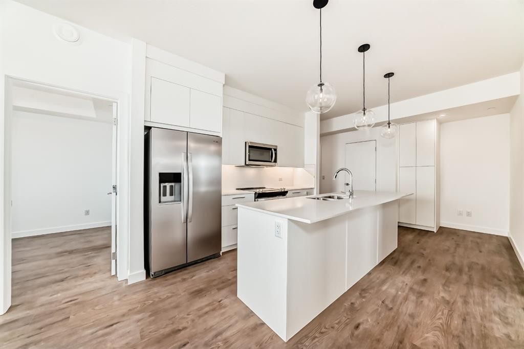 2107-63 Corner Glen Crescent Ne, Calgary, AB - Indoor Photo Showing Kitchen With Double Sink With Upgraded Kitchen