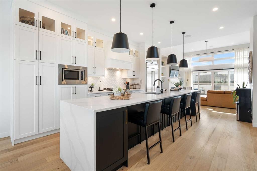 4615 20 Avenue Nw, Calgary, AB - Indoor Photo Showing Kitchen With Upgraded Kitchen